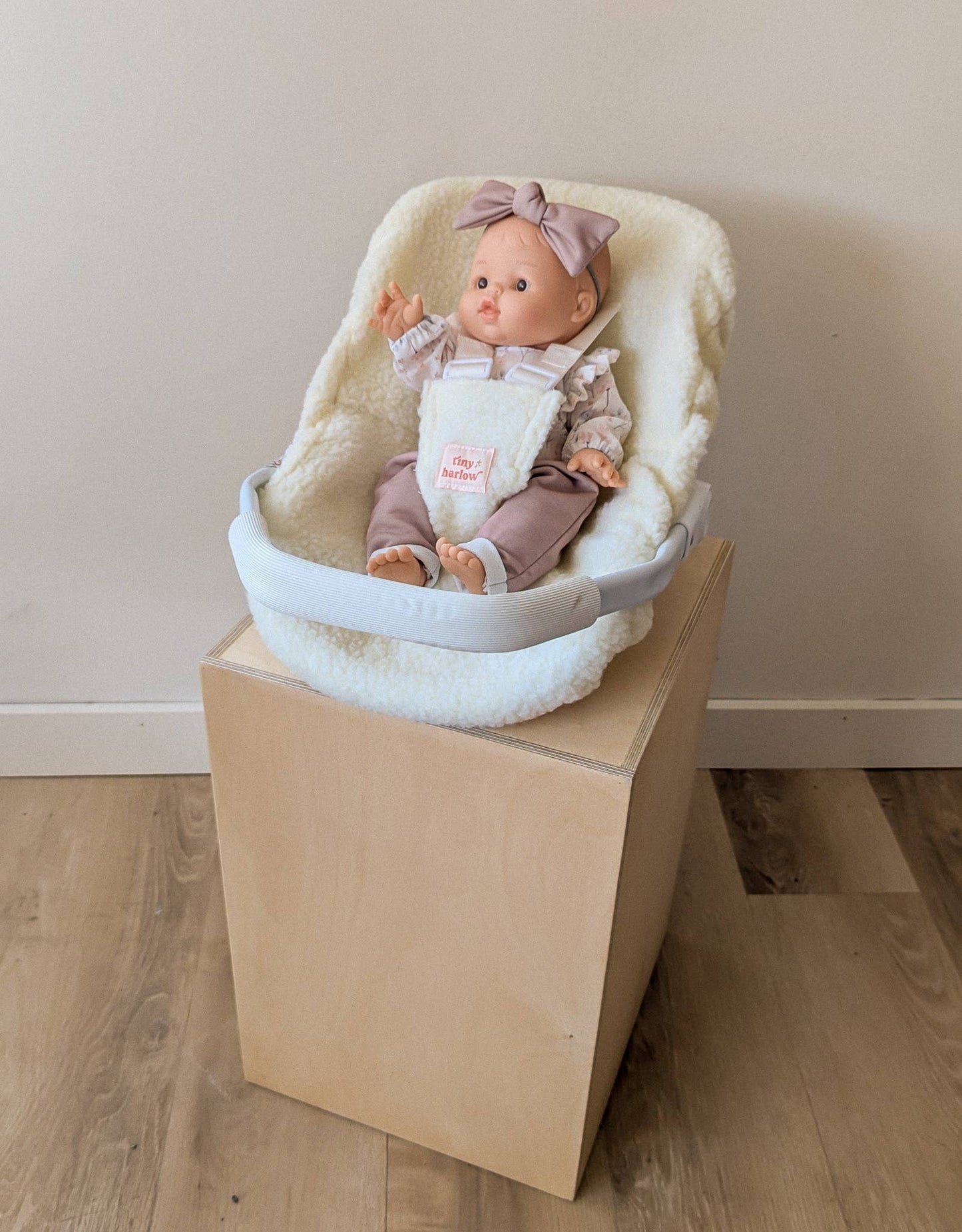 Doll Capsule  Sherpa - Tiny Harlow